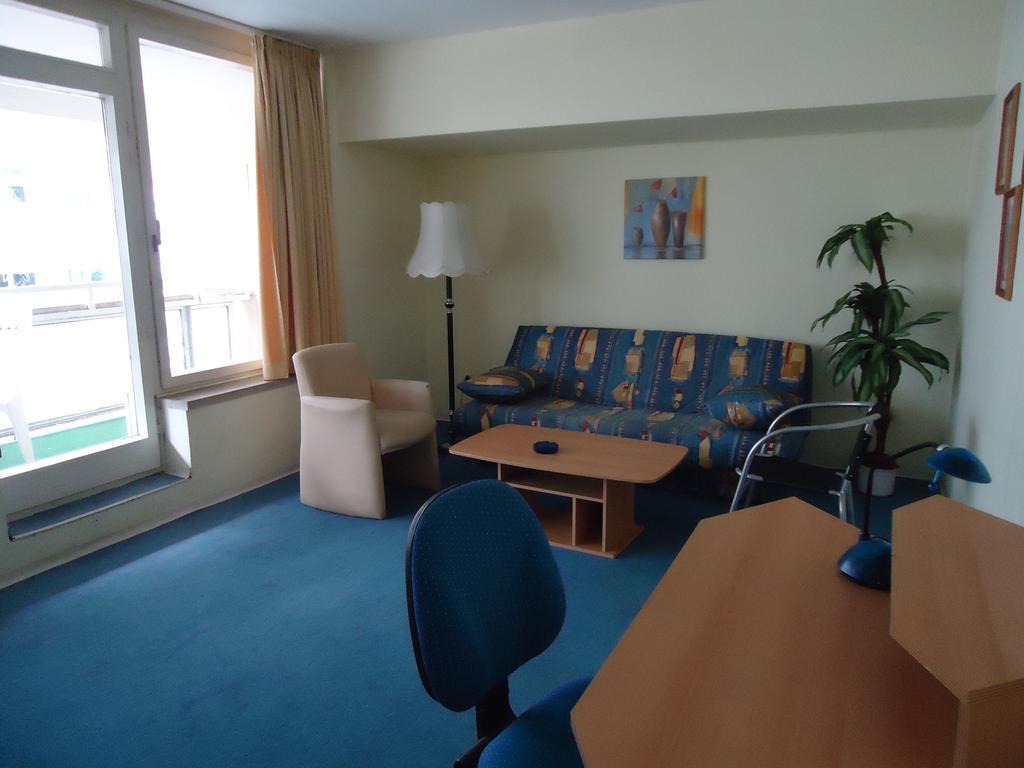 Hotel Kubrat Am Checkpoint Charlie - Berlin — Photos 3